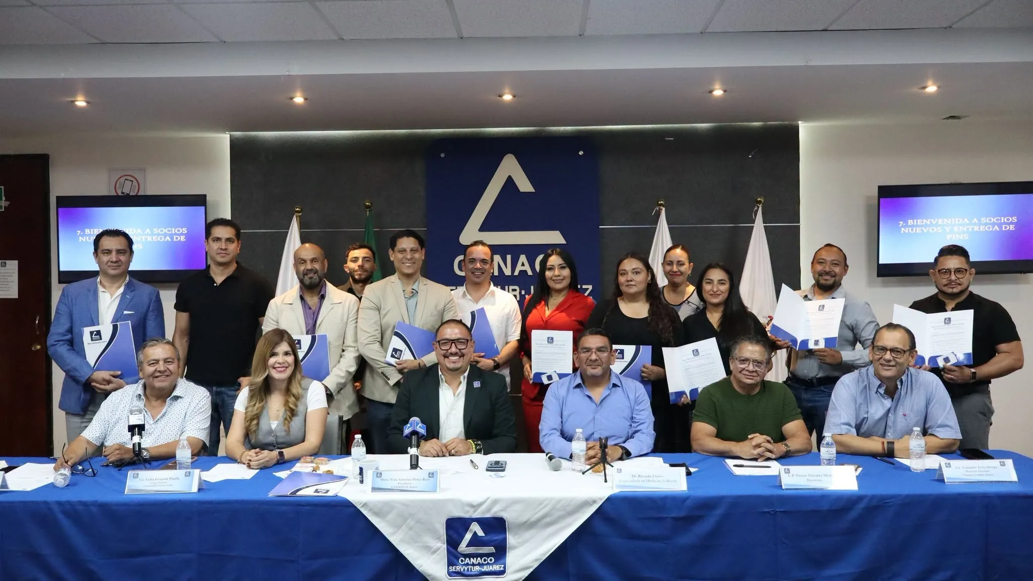 Socios nuevos de CANACO reciben sus constancias en una sesión de la cámara